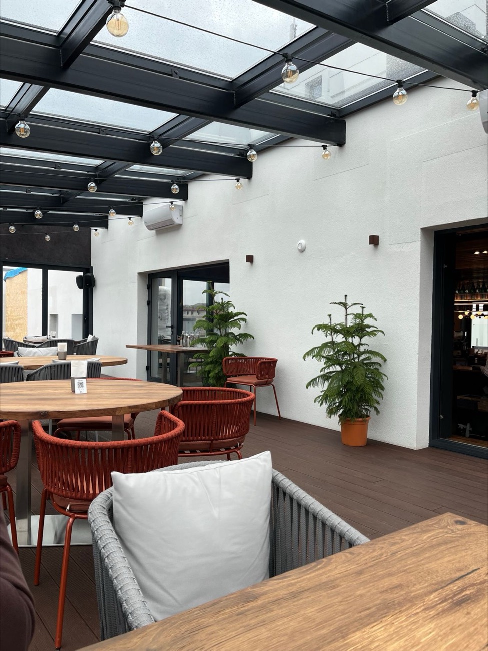 Moderne Terrassenüberdachung aus Aluminium und Glas an einem Wohnhaus