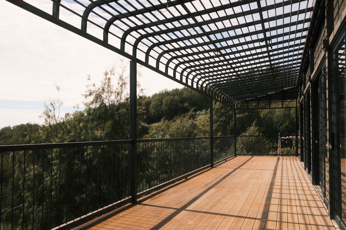 Terrassenüberdachung mit Glasdach über einer Sitzecke